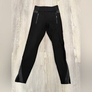 ATHLETA Black Performance Legging Pants, contrast trim, Zipper detail. XS. EUC